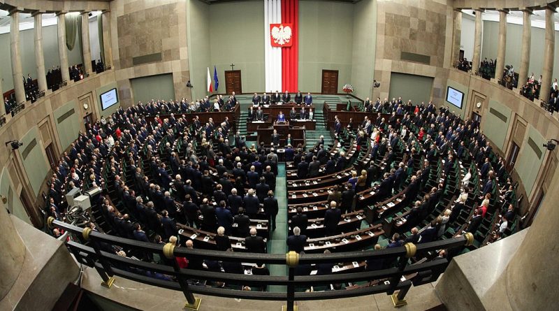 Sejm przegłosował istotną zmianę. Emerytura wyższa o 1000 zł. Kto ją otrzyma?